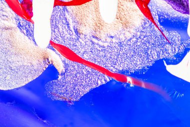 Su yüzeyinde yağ damlaları ve dalgaları olan soyut renkli arkaplan. Soyut arkaplan kavramı