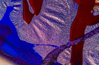 Su yüzeyinde yağ damlaları ve dalgaları olan soyut renkli arkaplan. Soyut arkaplan kavramı