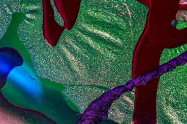 Su yüzeyinde yağ damlaları ve dalgaları olan soyut renkli arkaplan. Soyut arkaplan kavramı