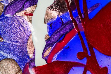 Su yüzeyinde yağ damlaları ve dalgaları olan soyut renkli arkaplan. Soyut arkaplan kavramı