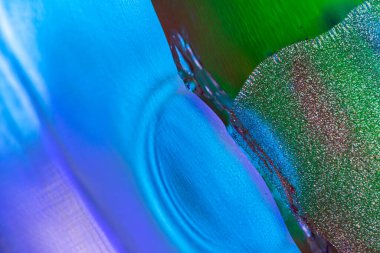 Su yüzeyinde yağ damlaları ve dalgaları olan soyut renkli arkaplan. Soyut arkaplan kavramı