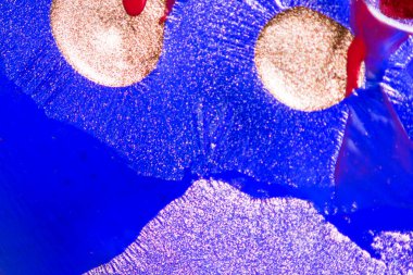 Su yüzeyinde yağ damlaları ve dalgaları olan soyut renkli arkaplan. Soyut arkaplan kavramı