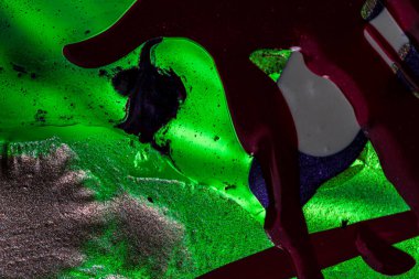 Su yüzeyinde yağ damlaları ve dalgaları olan soyut renkli arkaplan. Soyut arkaplan kavramı