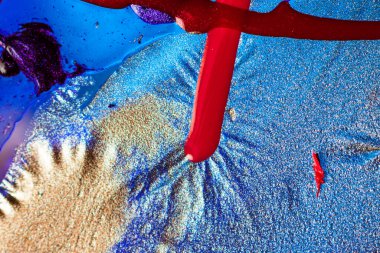 Su yüzeyinde yağ damlaları ve dalgaları olan soyut renkli arkaplan. Soyut arkaplan kavramı