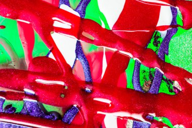 Su yüzeyinde yağ damlaları ve dalgaları olan soyut renkli arkaplan. Soyut arkaplan kavramı