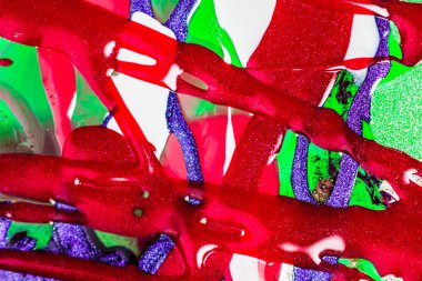 Su yüzeyinde yağ damlaları ve dalgaları olan soyut renkli arkaplan. Soyut arkaplan kavramı