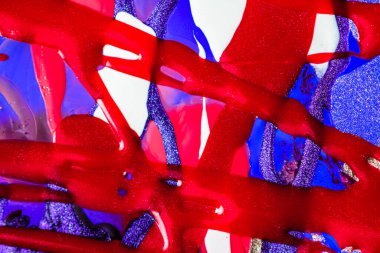 Su yüzeyinde yağ damlaları ve dalgaları olan soyut renkli arkaplan. Soyut arkaplan kavramı