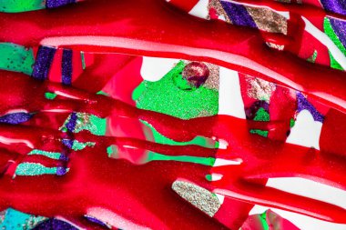 Su yüzeyinde yağ damlaları ve dalgaları olan soyut renkli arkaplan. Soyut arkaplan kavramı