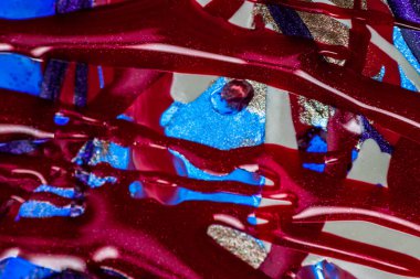 Su yüzeyinde yağ damlaları ve dalgaları olan soyut renkli arkaplan. Soyut arkaplan kavramı