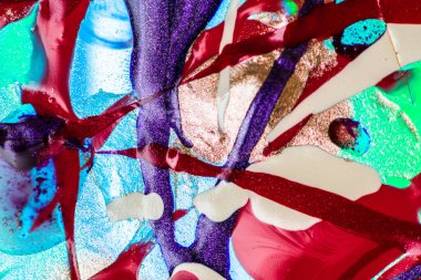 Su yüzeyinde yağ damlaları ve dalgaları olan soyut renkli arkaplan. Soyut arkaplan kavramı