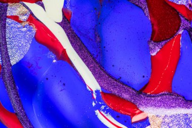 Su yüzeyinde yağ damlaları ve dalgaları olan soyut renkli arkaplan. Soyut arkaplan kavramı