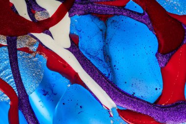 Su yüzeyinde yağ damlaları ve dalgaları olan soyut renkli arkaplan. Soyut arkaplan kavramı