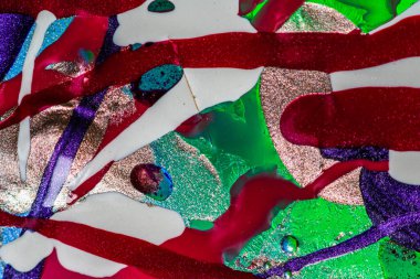 Su yüzeyinde yağ damlaları ve dalgaları olan soyut renkli arkaplan. Soyut arkaplan kavramı