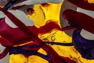 Su yüzeyinde yağ damlaları ve dalgaları olan soyut renkli arkaplan. Soyut arkaplan kavramı