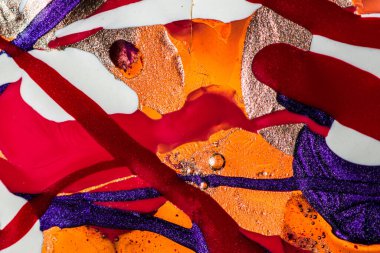 Su yüzeyinde yağ damlaları ve dalgaları olan soyut renkli arkaplan. Soyut arkaplan kavramı