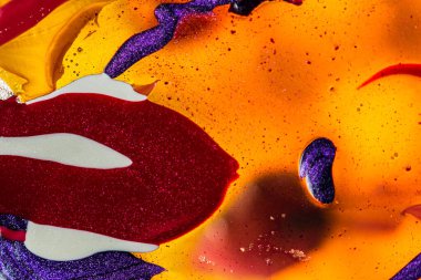 Su yüzeyinde yağ damlaları ve dalgaları olan soyut renkli arkaplan. Soyut arkaplan kavramı