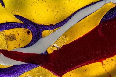 Su yüzeyinde yağ damlaları ve dalgaları olan soyut renkli arkaplan. Soyut arkaplan kavramı