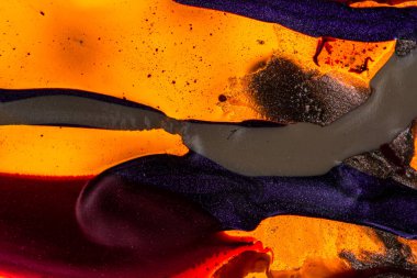 Su yüzeyinde yağ damlaları ve dalgaları olan soyut renkli arkaplan. Soyut arkaplan kavramı