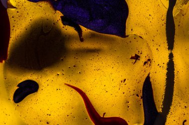 Su yüzeyinde yağ damlaları ve dalgaları olan soyut renkli arkaplan. Soyut arkaplan kavramı