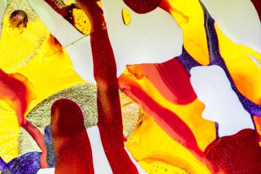 Su yüzeyinde yağ damlaları ve dalgaları olan soyut renkli arkaplan. Soyut arkaplan kavramı