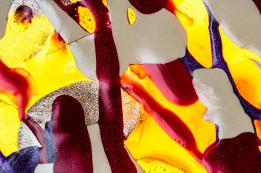 Su yüzeyinde yağ damlaları ve dalgaları olan soyut renkli arkaplan. Soyut arkaplan kavramı