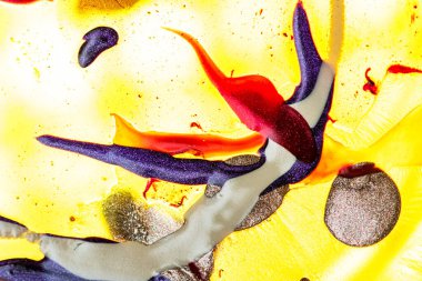 Su yüzeyinde yağ damlaları ve dalgaları olan soyut renkli arkaplan. Soyut arkaplan kavramı