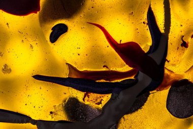 Su yüzeyinde yağ damlaları ve dalgaları olan soyut renkli arkaplan. Soyut arkaplan kavramı