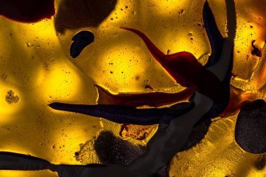 Su yüzeyinde yağ damlaları ve dalgaları olan soyut renkli arkaplan. Soyut arkaplan kavramı