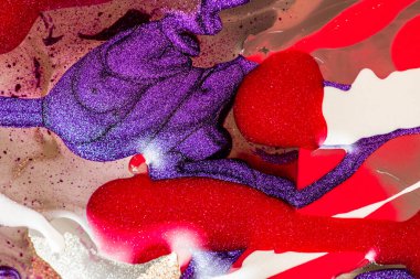 Su yüzeyinde yağ damlaları ve dalgaları olan soyut renkli arkaplan. Soyut arkaplan kavramı