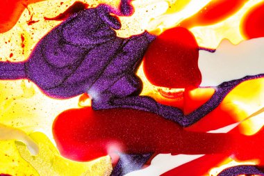 Su yüzeyinde yağ damlaları ve dalgaları olan soyut renkli arkaplan. Soyut arkaplan kavramı