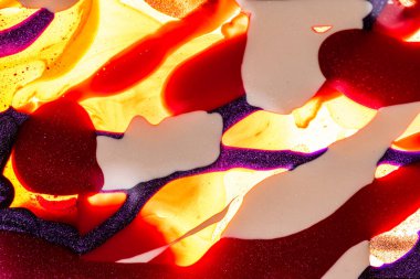 Su yüzeyinde yağ damlaları ve dalgaları olan soyut renkli arkaplan. Soyut arkaplan kavramı