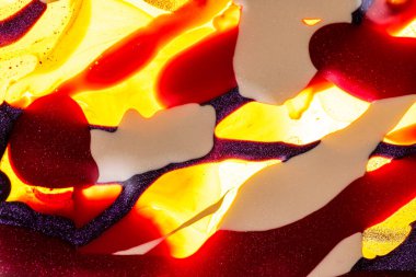 Su yüzeyinde yağ damlaları ve dalgaları olan soyut renkli arkaplan. Soyut arkaplan kavramı