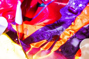 Su yüzeyinde yağ damlaları ve dalgaları olan soyut renkli arkaplan. Soyut arkaplan kavramı