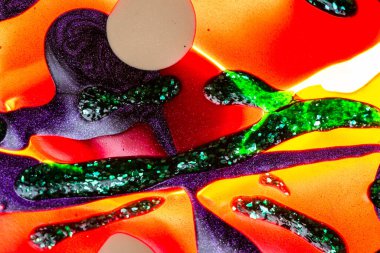 Su yüzeyinde yağ damlaları ve dalgaları olan soyut renkli arkaplan. Soyut arkaplan kavramı