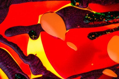 Su yüzeyinde yağ damlaları ve dalgaları olan soyut renkli arkaplan. Soyut arkaplan kavramı