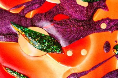 Su yüzeyinde yağ damlaları ve dalgaları olan soyut renkli arkaplan. Soyut arkaplan kavramı