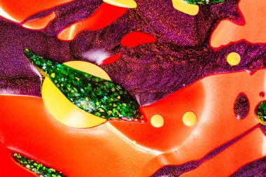 Su yüzeyinde yağ damlaları ve dalgaları olan soyut renkli arkaplan. Soyut arkaplan kavramı