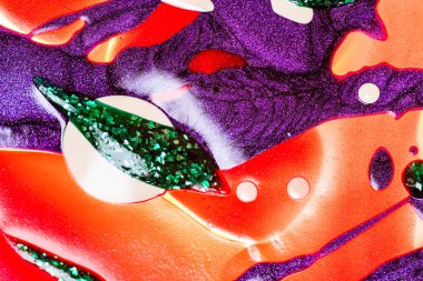 Su yüzeyinde yağ damlaları ve dalgaları olan soyut renkli arkaplan. Soyut arkaplan kavramı