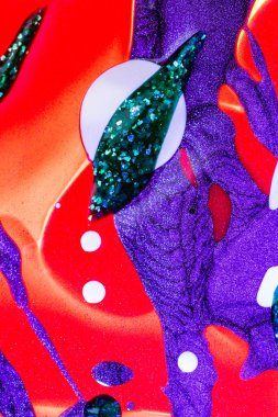 Su yüzeyinde yağ damlaları ve dalgaları olan soyut renkli arkaplan. Soyut arkaplan kavramı