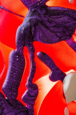 Su yüzeyinde yağ damlaları ve dalgaları olan soyut renkli arkaplan. Soyut arkaplan kavramı