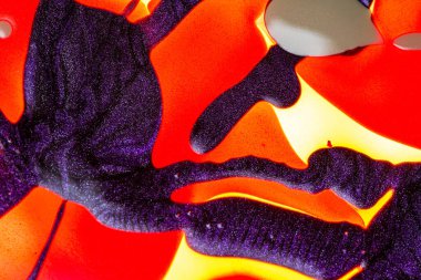 Su yüzeyinde yağ damlaları ve dalgaları olan soyut renkli arkaplan. Soyut arkaplan kavramı