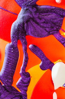 Su yüzeyinde yağ damlaları ve dalgaları olan soyut renkli arkaplan. Soyut arkaplan kavramı