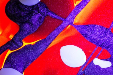 Su yüzeyinde yağ damlaları ve dalgaları olan soyut renkli arkaplan. Soyut arkaplan kavramı