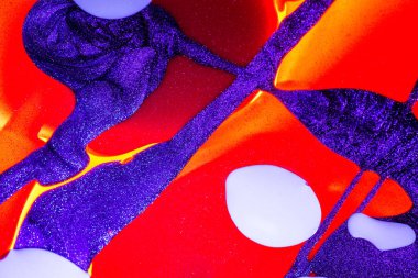 Su yüzeyinde yağ damlaları ve dalgaları olan soyut renkli arkaplan. Soyut arkaplan kavramı