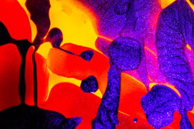 Su yüzeyinde yağ damlaları ve dalgaları olan soyut renkli arkaplan. Soyut arkaplan kavramı