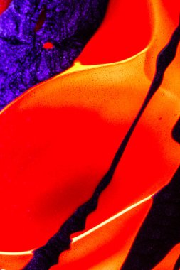 Su yüzeyinde yağ damlaları ve dalgaları olan soyut renkli arkaplan. Soyut arkaplan kavramı