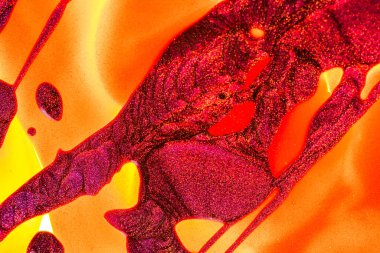 Su yüzeyinde yağ damlaları ve dalgaları olan soyut renkli arkaplan. Soyut arkaplan kavramı