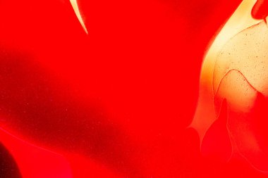 Su yüzeyinde yağ damlaları ve dalgaları olan soyut renkli arkaplan. Soyut arkaplan kavramı