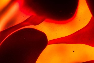 Su yüzeyinde yağ damlaları ve dalgaları olan soyut renkli arkaplan. Soyut arkaplan kavramı