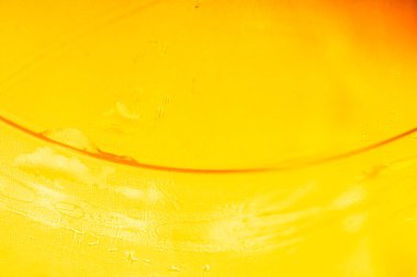 Su yüzeyinde yağ damlaları ve dalgaları olan soyut renkli arkaplan. Soyut arkaplan kavramı